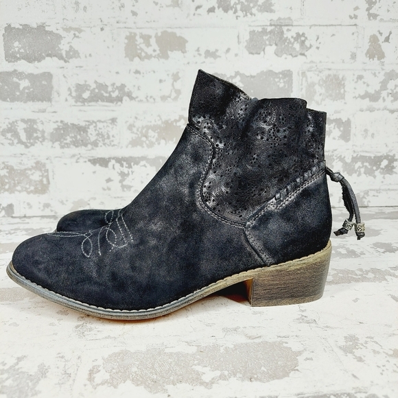 Boutique by Corkys Black Suede Leather Embroidered Western Ankle Boots H235 - Picture 1 of 13